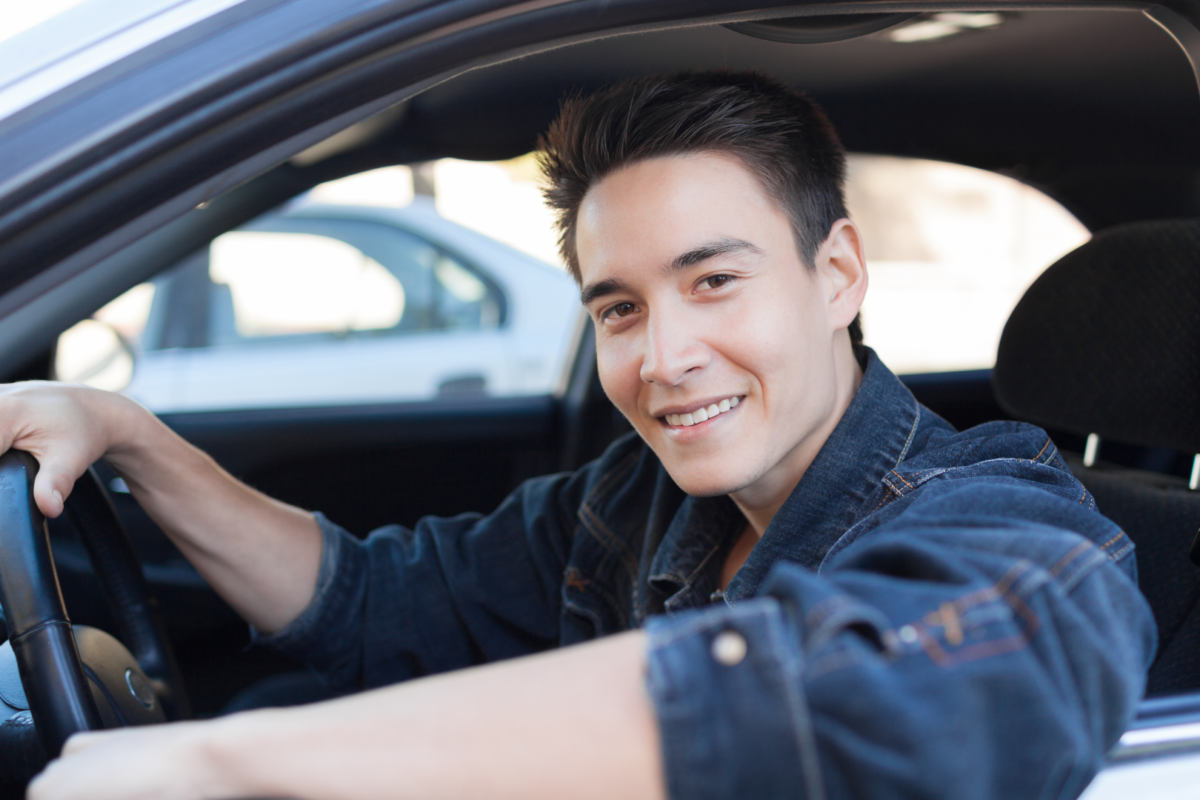 Chauffeur VTC iindépendant ou Salarié ? Voilà un chauffeur souriant qui a fait son choix !