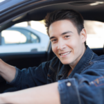 Chauffeur VTC iindépendant ou Salarié ? Voilà un chauffeur souriant qui a fait son choix !