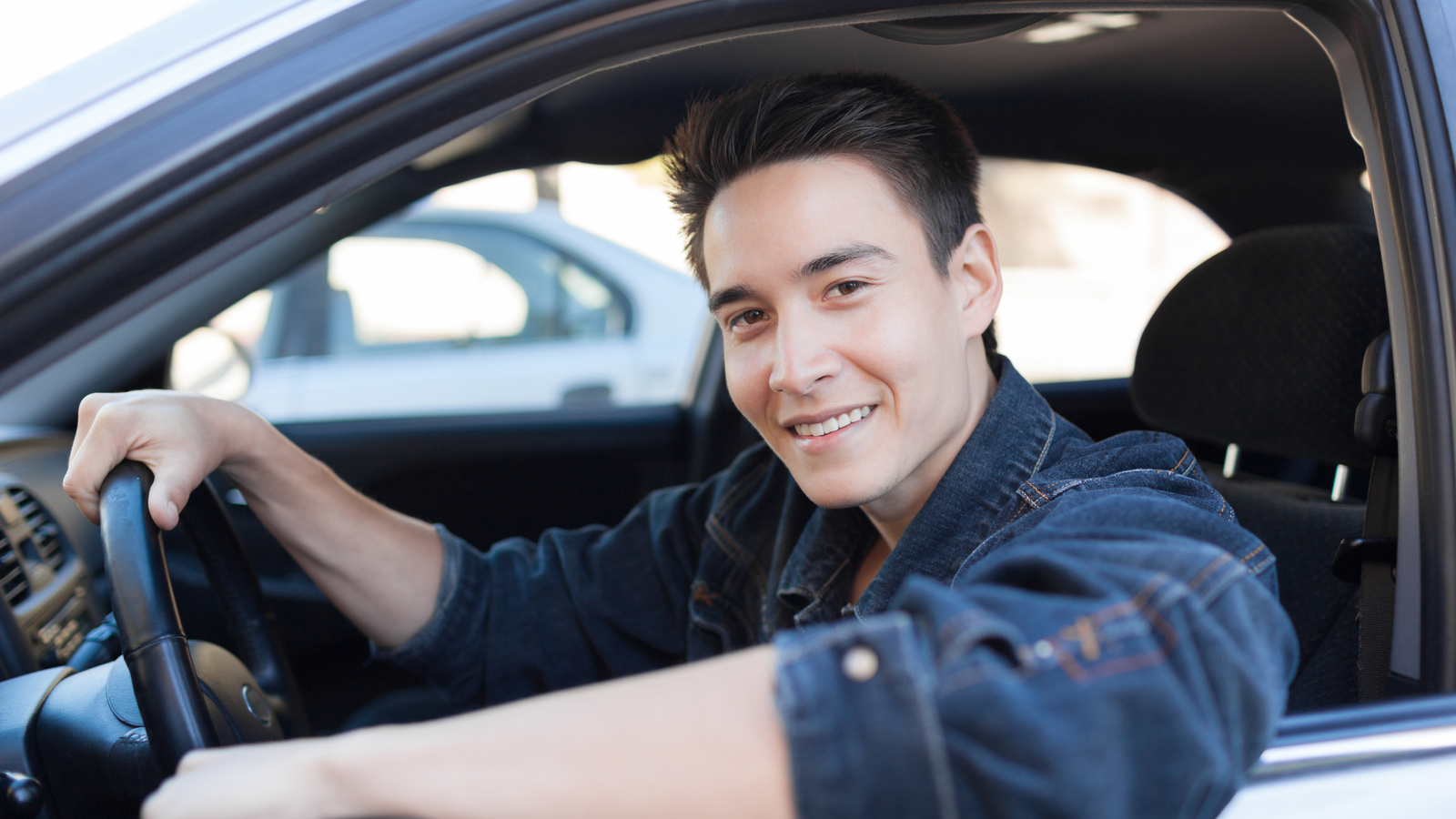 Chauffeur VTC iindépendant ou Salarié ? Voilà un chauffeur souriant qui a fait son choix !