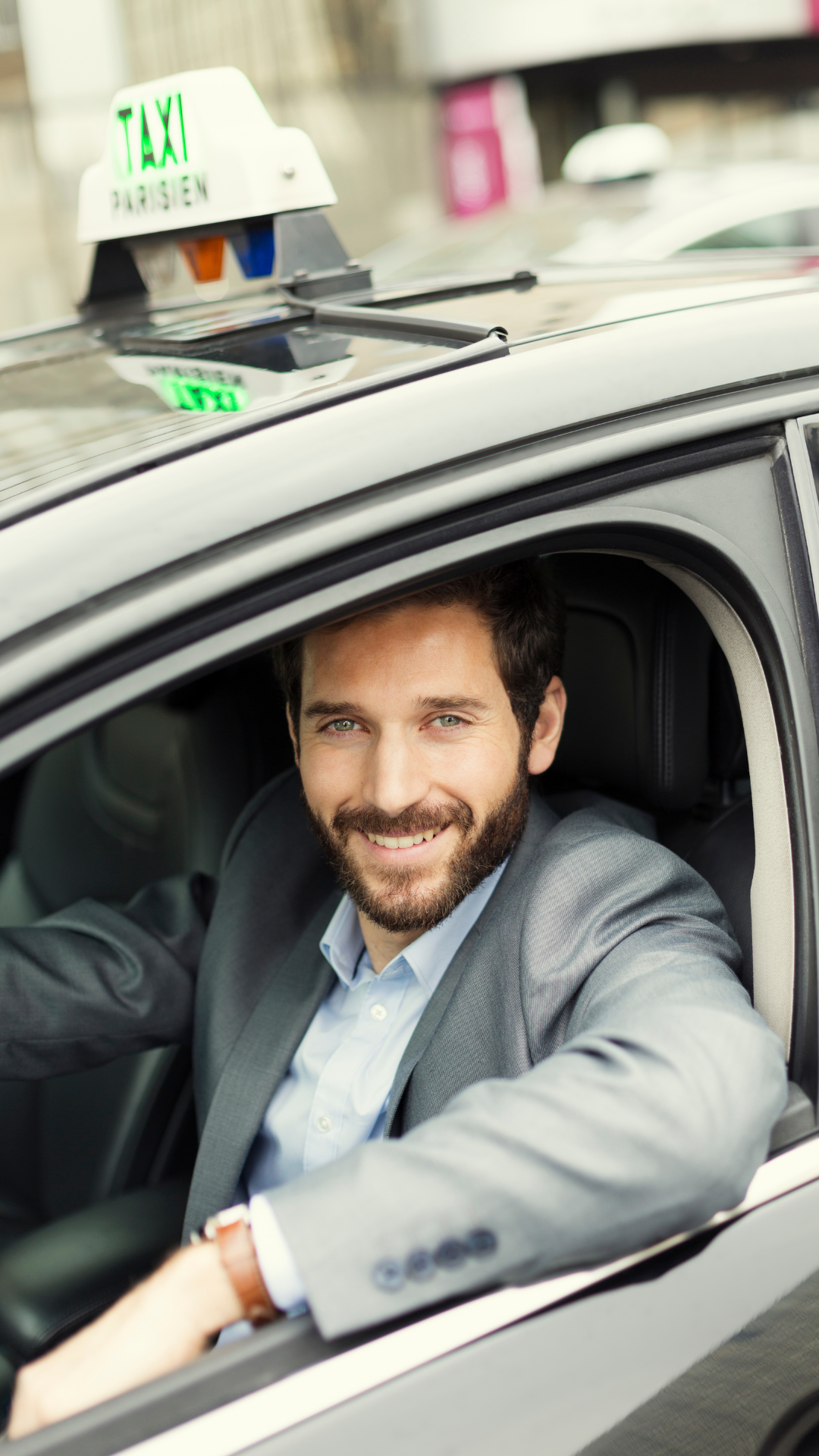 Chauffeur de taxi parisien au volant, passerelle VTC vers Taxi Parisien